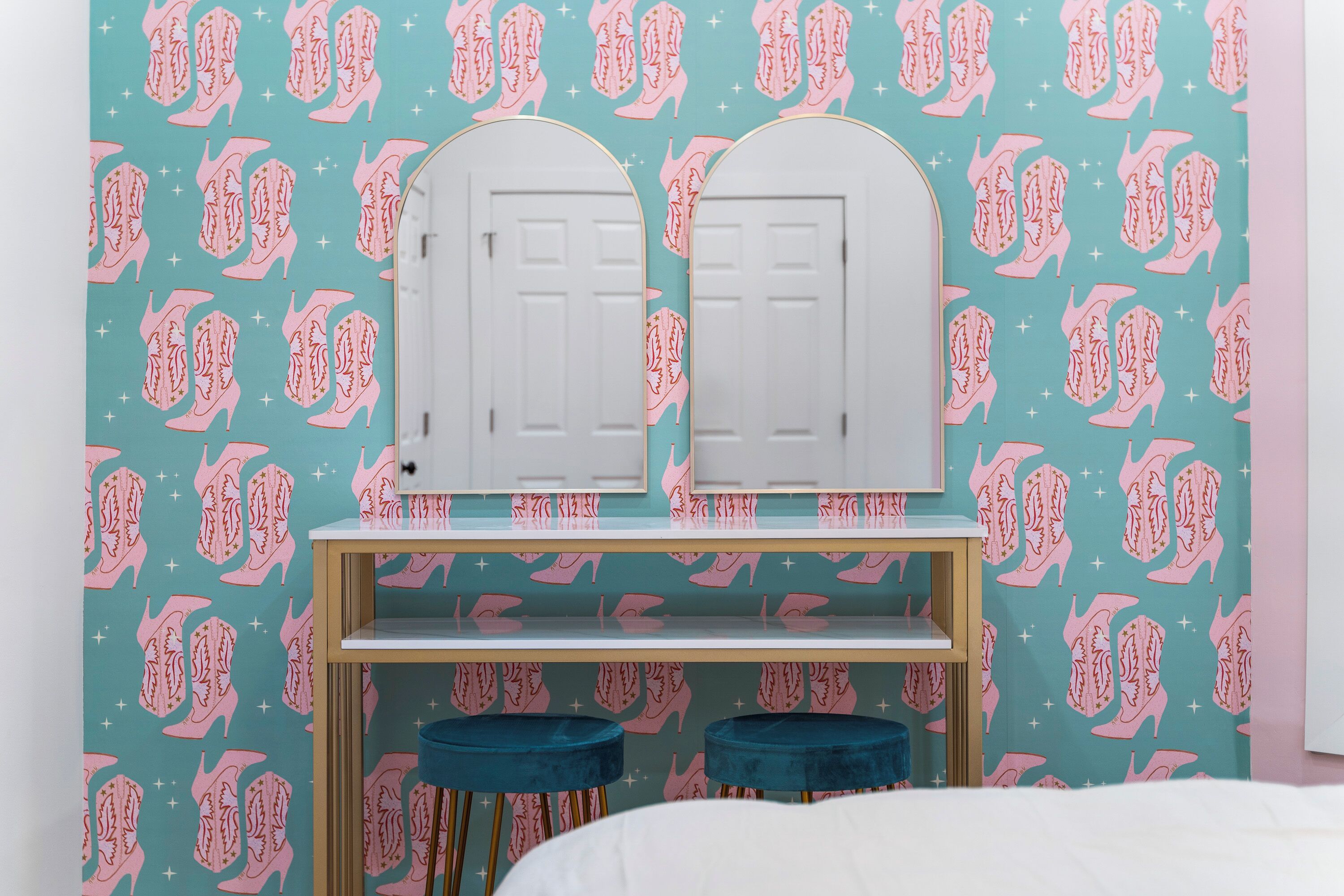 6 bedrooms, iron/ironing board, free WiFi, bed sheets