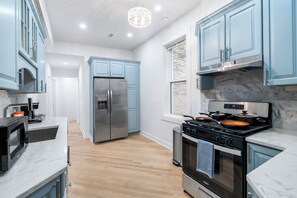 Geladeira, micro-ondas, fogão, cooktop