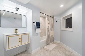 Shower, hair dryer, towels, soap - Retro Disco Cowboy Fun, Walk to Wrigley, Restaurants/Bars! 15 mins to downtown! (Chicago)