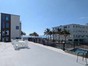 Outdoor dining - Beach Breeze Suite - Steps to the Beach (Hollywood)