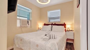 1 habitación, tabla de planchar con plancha, wifi y ropa de cama