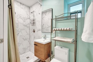 Een douche, een haardroger, handdoeken