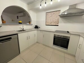 Private kitchen - Aloha Adelaide - 5 Minute Walk to CBD (Adelaide)