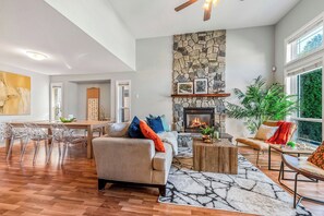 Smart-TV, peis, bøker og kontorer