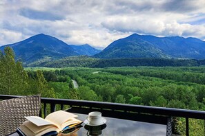 Outdoor dining - ❤️️180° Amazing View- Ridge Top, 2 Full Kitchen, 3-Level, Sleeps 15 Comfortably (Chilliwack)