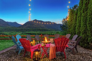 Terrace/patio - ❤️️180° Amazing View- Ridge Top, 2 Full Kitchen, 3-Level, Sleeps 15 Comfortably (Chilliwack)