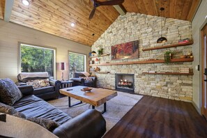Smart TV, fireplace - Wine O’Clock Somewhere · Ultimate Escape: Arcade Game, Hot Tub & Fire-Pit (Broken Bow)