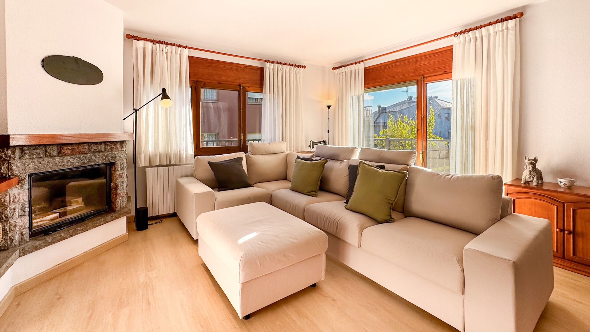 Una televisión, una chimenea