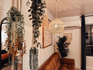 Interior - Fun, Warm 5 bed house with games & firepit for the winter. (Las Vegas)