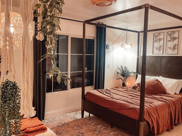5 bedrooms, iron/ironing board, free WiFi, bed sheets - Fun, Warm 5 bed house with games & firepit for the winter. (Las Vegas)