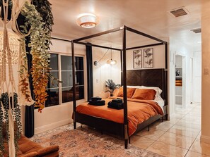 5 bedrooms, iron/ironing board, free WiFi, bed sheets - Fun, Warm 5 bed house with games & firepit for the winter. (Las Vegas)