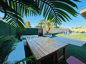 Outdoor dining - Fun, Warm 5 bed house with games & firepit for the winter. (Las Vegas)
