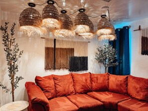 Interior - Fun, Warm 5 bed house with games & firepit for the winter. (Las Vegas)