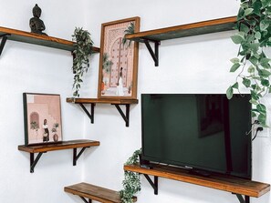 Interior - Fun, Warm 5 bed house with games & firepit for the winter. (Las Vegas)