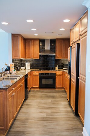 Een koelkast, een microgolfoven, een oven, een kookplaat