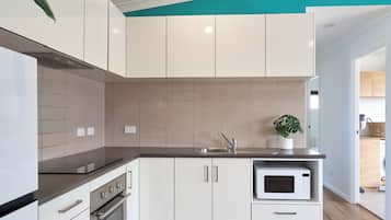 Frigorífico, microondas, horno y placa de cocina