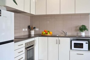 Refrigerador, microondas, horno, placa de cocina