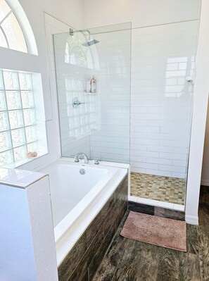 Shower, hair dryer, towels, soap - Orlando 4BR Themed Retreat Home, 2 Suites w/ Private Pool & Spa Near Disney (Davenport)
