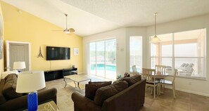 Smart TV - Orlando 4BR Themed Retreat Home, 2 Suites w/ Private Pool & Spa Near Disney (Davenport)