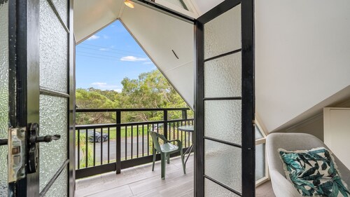 LAKE HOUSE -  Ideally located next to the Lake, which is a great spot for a fish, swimming or Kayaki