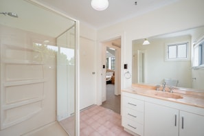 Shower - Lake House 3BRM Currimundi Lake Retreat (Currimundi)