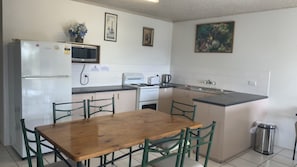Microwave, oven, stovetop, toaster - Brighton Le Sands U6 Pumicestone Passage Views (Golden Beach)