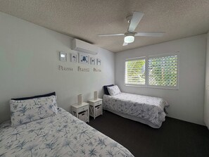 2 bedrooms, iron/ironing board, WiFi, bed sheets - Spinnaker Seas Ocean Views | Walk to Kings Beach | Pool (Kings Beach)