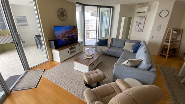 Living area - THE PINNACLES CALOUNDRA UNIT 92 (Caloundra)