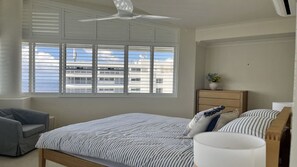3 bedrooms, WiFi, bed sheets - The Pinnacles 92 Kings Beach Ocean Views (Caloundra)