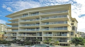 Ein mehrstöckiges Gebäude mit Balkonen, wahrscheinlich ein Hotel oder eine Wohnanlage.