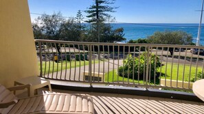 Property grounds - Sea Eagles Unit 4 Kings Beach (Kings Beach)