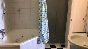 Shower - Sea Eagles 4 Stunning Panoramic Sea Views (Kings Beach)