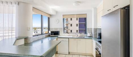 Microondas, horno, parrilla de estufa y lavavajillas