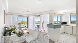 Un appartement moderne doté d’un balcon, d’un coin repas et d’une cuisine.