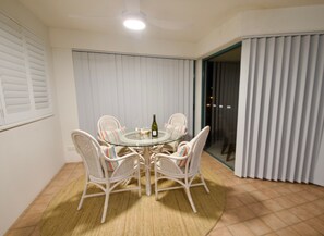 Dining - Campbells Cove U12 a Kings Beach Escape (Kings Beach)