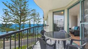 Outdoor dining - Campbells Cove U12 a Kings Beach Escape (Kings Beach)