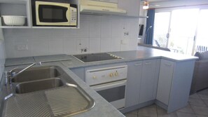 Microwave, oven, stovetop, toaster - Shoreline U2 Walk To Kings Beach & Parklands (Kings Beach)