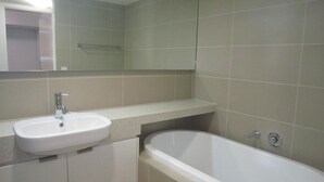 Shower, towels - Surfside One U1 Perfect Coastal Getaway (Currimundi)