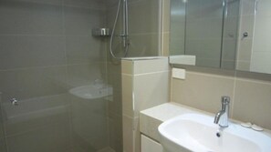 Douche, serviettes fournies