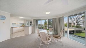 Dining - Pumicestone U4 Near Bulcock Beach (Caloundra)