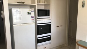 Microondas, horno, placa de cocina, lavavajillas