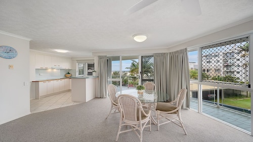 Pumicestone Accessible Apt: 100m Beach, Pool, Lift