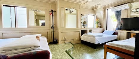 Habitación cuádruple económica, varias camas, para no fumadores, baño privado | Cortinas blackout, insonorización y ropa de cama