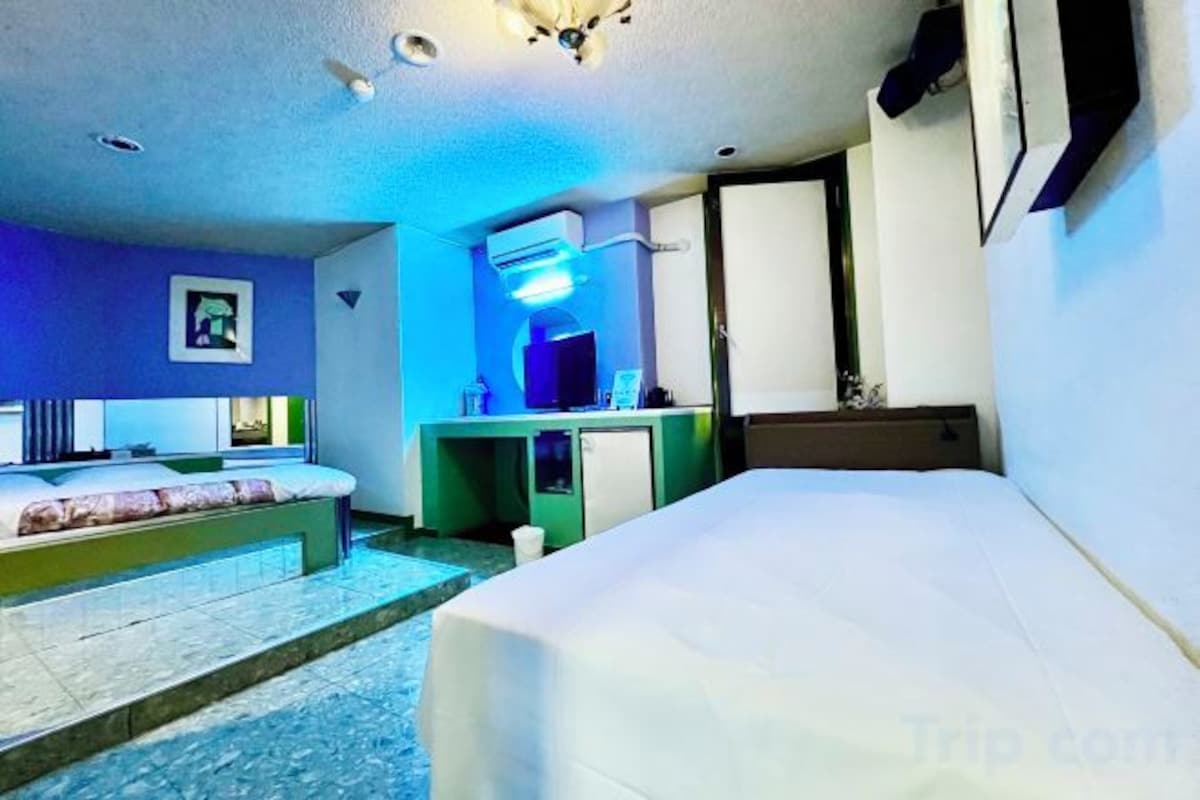 Blackout drapes, soundproofing, WiFi (free), bed sheets
