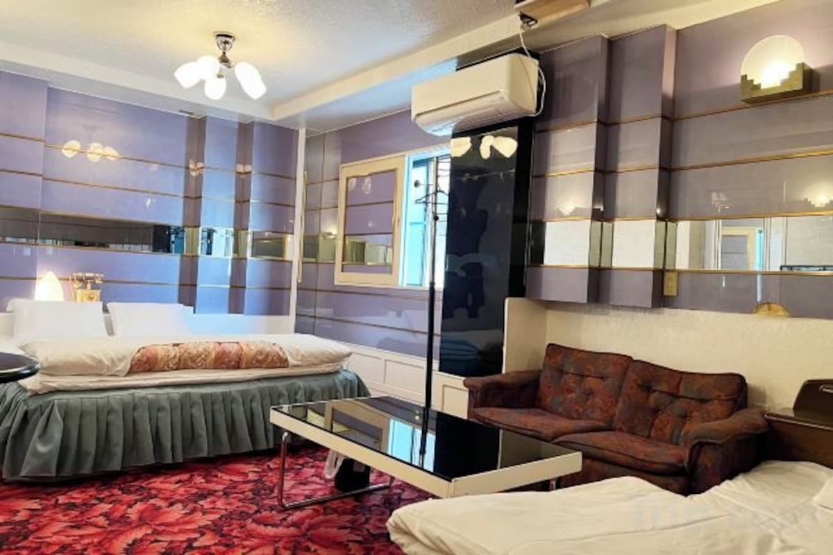 Blackout curtains, soundproofing, free WiFi, bed sheets
