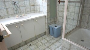 Shower, towels - Panoramic Ocean Views, Family Unit (Kings Beach)