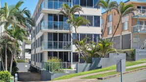 A multi-story building with balconies, palm trees, and a sign that reads 'Seamist.' - Panoramic Ocean Views, Family Unit (Kings Beach)
