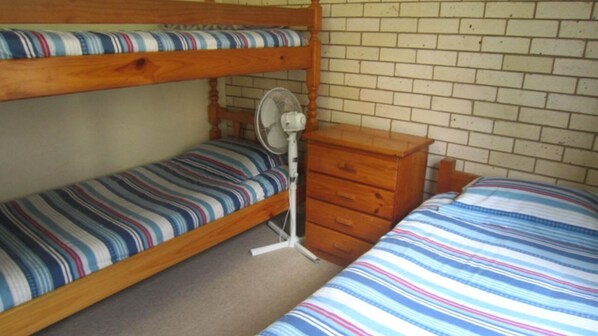 2 bedrooms, iron/ironing board, WiFi, bed sheets - Seamist Lodge U5 Kings Beach Holiday Escape (Kings Beach)