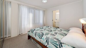 Unclassified image, 3 of 11, button - Panoramic Ocean Views, Family Unit (Kings Beach)