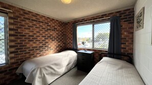 2 habitaciones, tabla de planchar con plancha y ropa de cama 